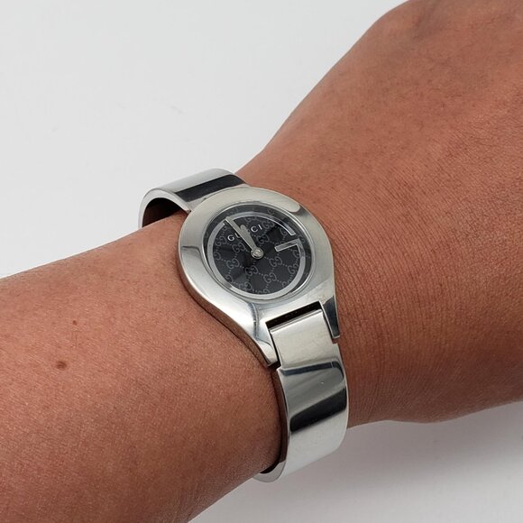 Gucci Watch 6700L Black X Silver Bangle Watch 103-110325 - Picture 16 of 16